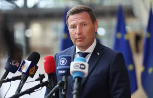 Kilus skandalui atsistatydina Estijos gynybos ministras H. Pevkuras