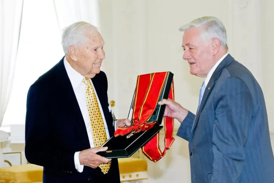 Juozas Kazickas, valdas Adamkus
