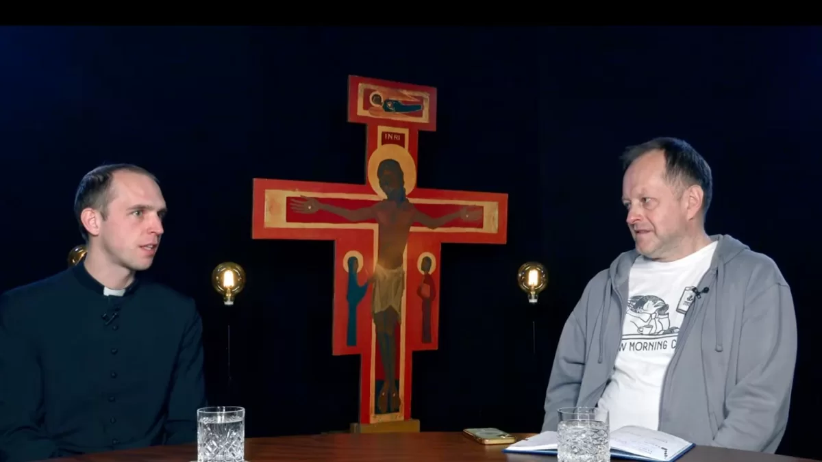 Kunigas Martynas Kandratavičius ir Rimas Šapauskas. „Rimo Piligrimo“ videomedžiagos kadras