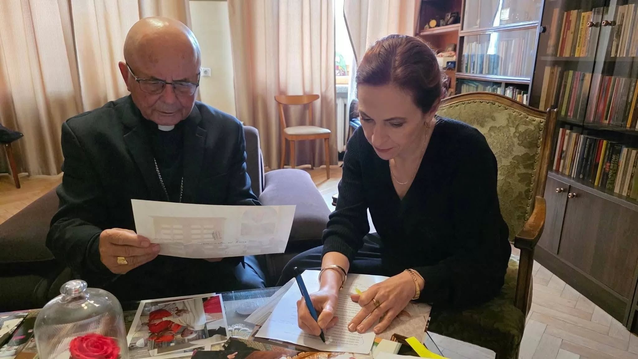 Kardinolas Sigitas Tamkevičius ir Regina Statkuvienė knygos „Sigitas Tamkevičius. Altoriaus šviesoje“ rengimo metu,, fondas 