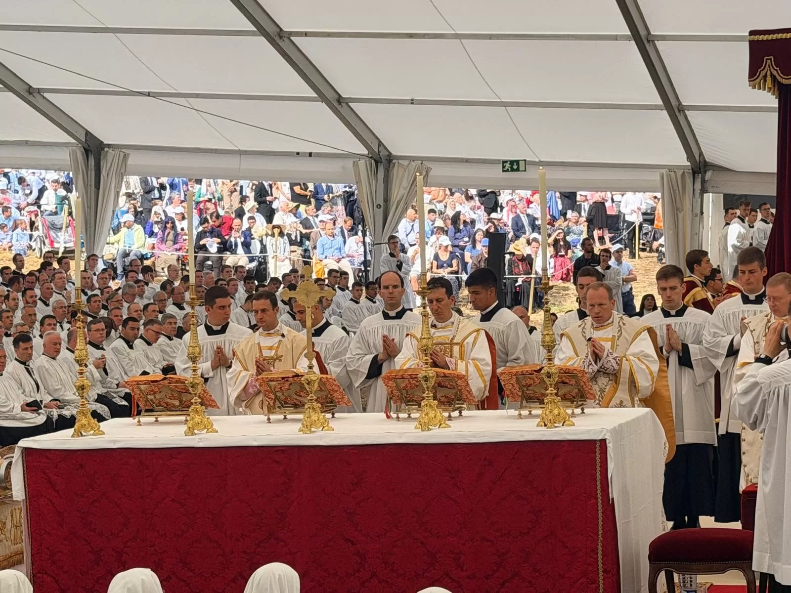Šv. Pijaus X brolijos Mišios Ekone (Šveicarija), kurių metu be popiežiaus leidimo konsekruoti keturi vyskupai