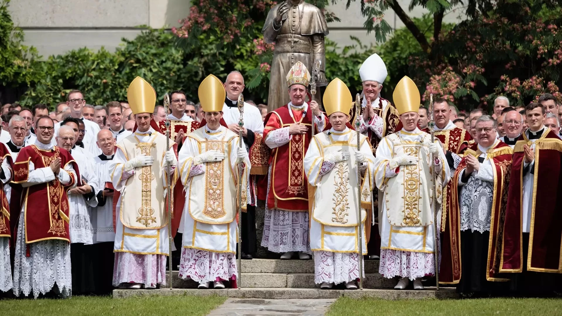 Šv. Pijaus X kunigų brolijos vyskupai Alfonso de Galarreta (centre) ir Bernard’as Fellay (šalia, dešinėje) su su be popiežiaus leidimo konsekruotais keturiais vyskupais ir kunigais Ekone (Šveicarijoje)