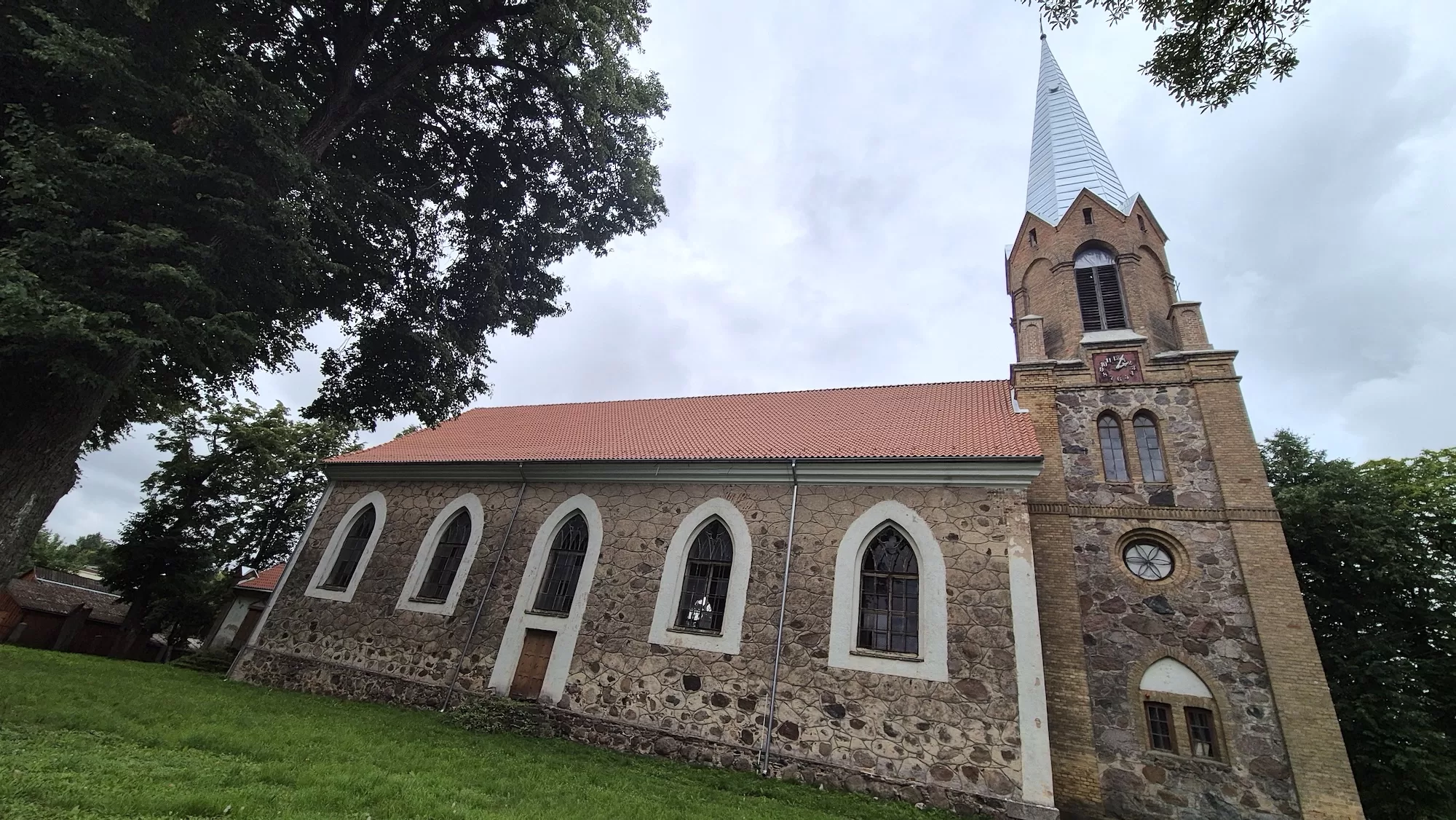 Atnaujinta Žeimelio evangelikų liuteronų bažnyčia švyti nauju stogu ir mūru