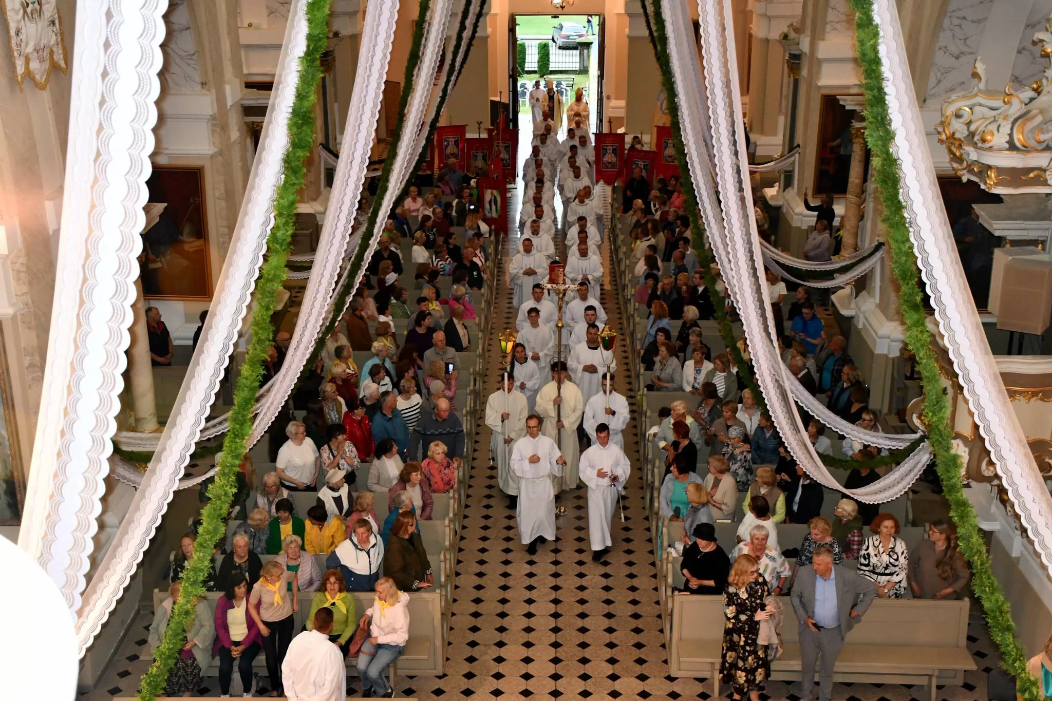 Žemaičių Kalvarijos atlaidai. Atidarymo šv. Mišių pradžios procesija bazilikoje