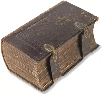 Antikvarinė odinė storos apimties Biblija su žalvariniais segtukais.