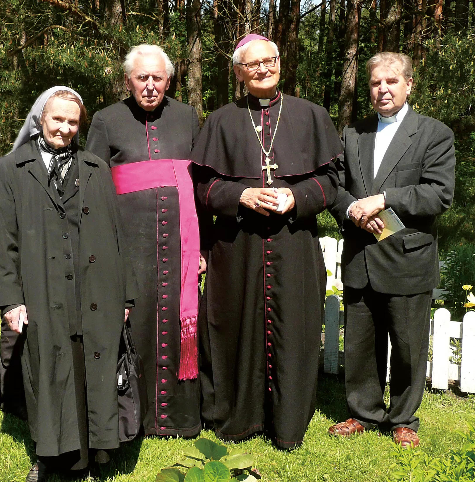 Iš kairės: sesuo Monika Gavėnaitė SJE, monsinjoras Alfonsas Svarinskas, vyskupas Jonas Kauneckas ir kunigas Algimantas Keina po šv. Mišių Didžiosios Kovos apygardos partizanų parke Kadrėnuose (Ukmergės r.), disidentai, rezistentai, kunigai, vienuolės