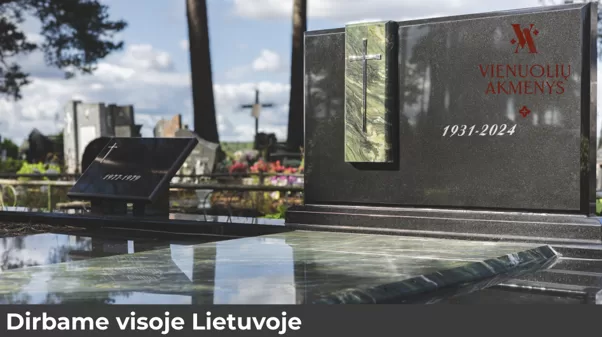 Juodo ir žalio granito paminklas su kryžiumi bei poliruota kapavietės dengimo plokštė.