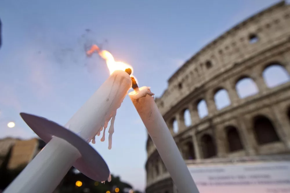 Romoje, Italijoje, priešais Koliziejų uždegamos žvakės, taip solidarizuojantis su visomis krikščionių bendruomenėmis, persekiojamomis ir diskriminuojamomis daugelyje pasaulio vietų