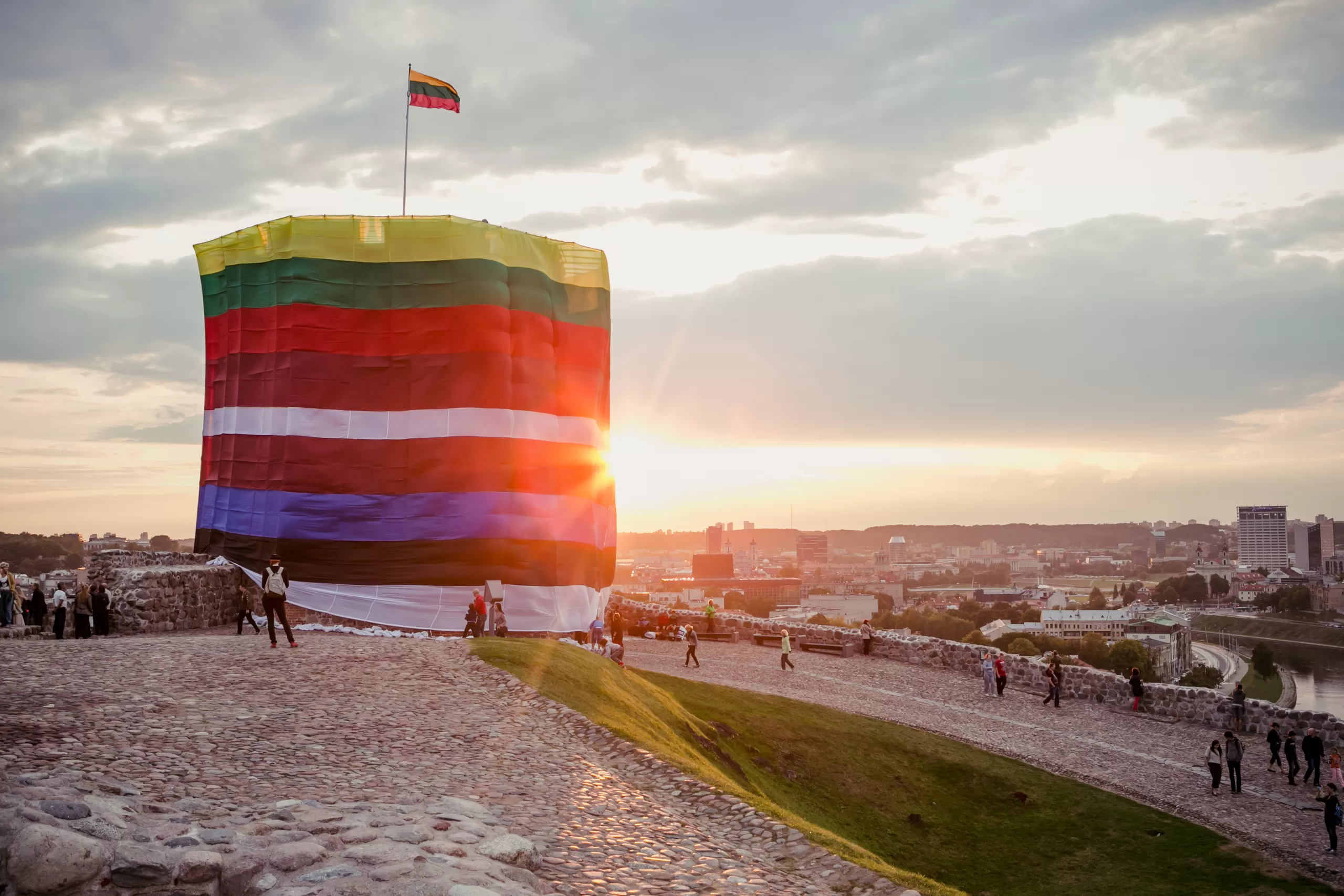 Baltijos valstybių, šalių vėliavos, Lietuva, Latvija, Estija, Gedimino bokštas, pilis Vilniuje