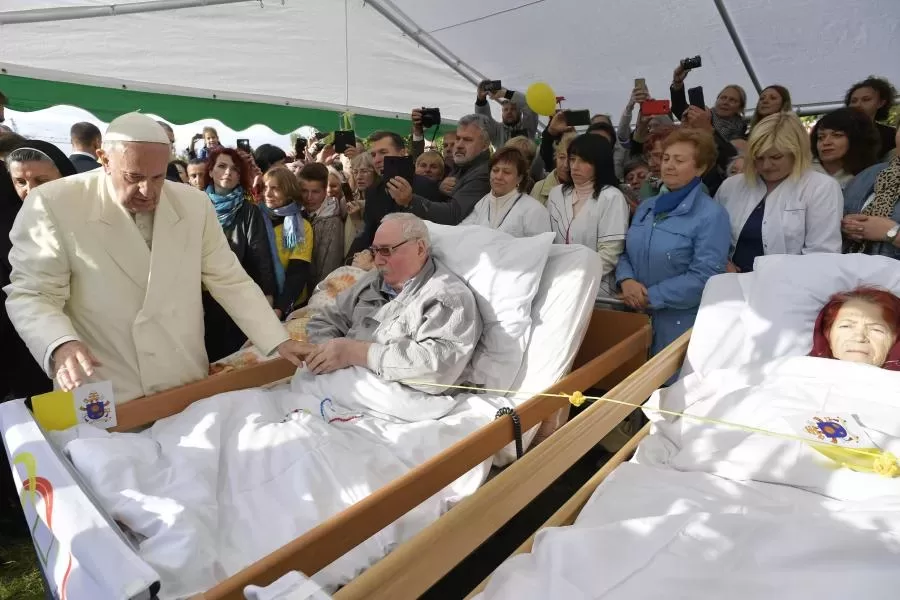 Popiežius Pranciškus laimina hospiso ligonius, vizito Lietuvoje metu, Vilniuje