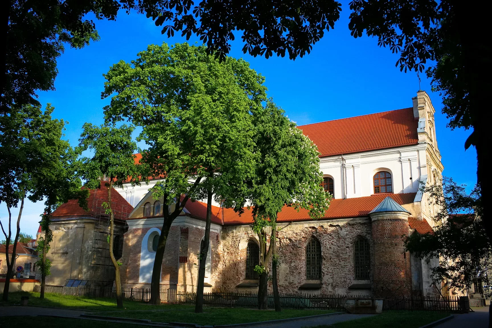 Švč. M. Marijos Ėmimo į dangų (Pranciškonų) bažnyčios pastatas ir jos vidinis kiemelis Vilniaus senamiestyje saulėtą dieną.