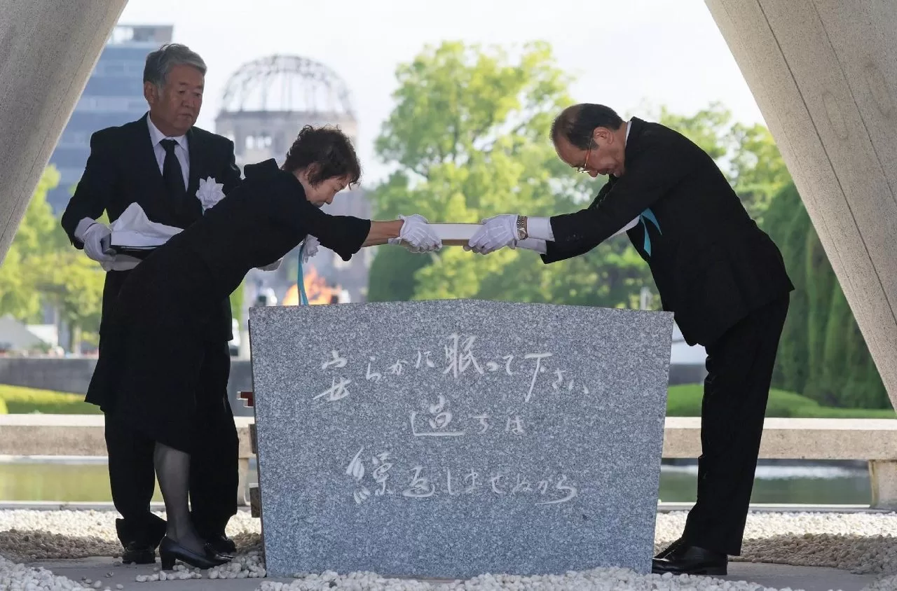 Iškilmės ceremonija Hirosimoje prie atominių bombardavimų aukų kenotafo Hirosimos taikos memorialo parke.