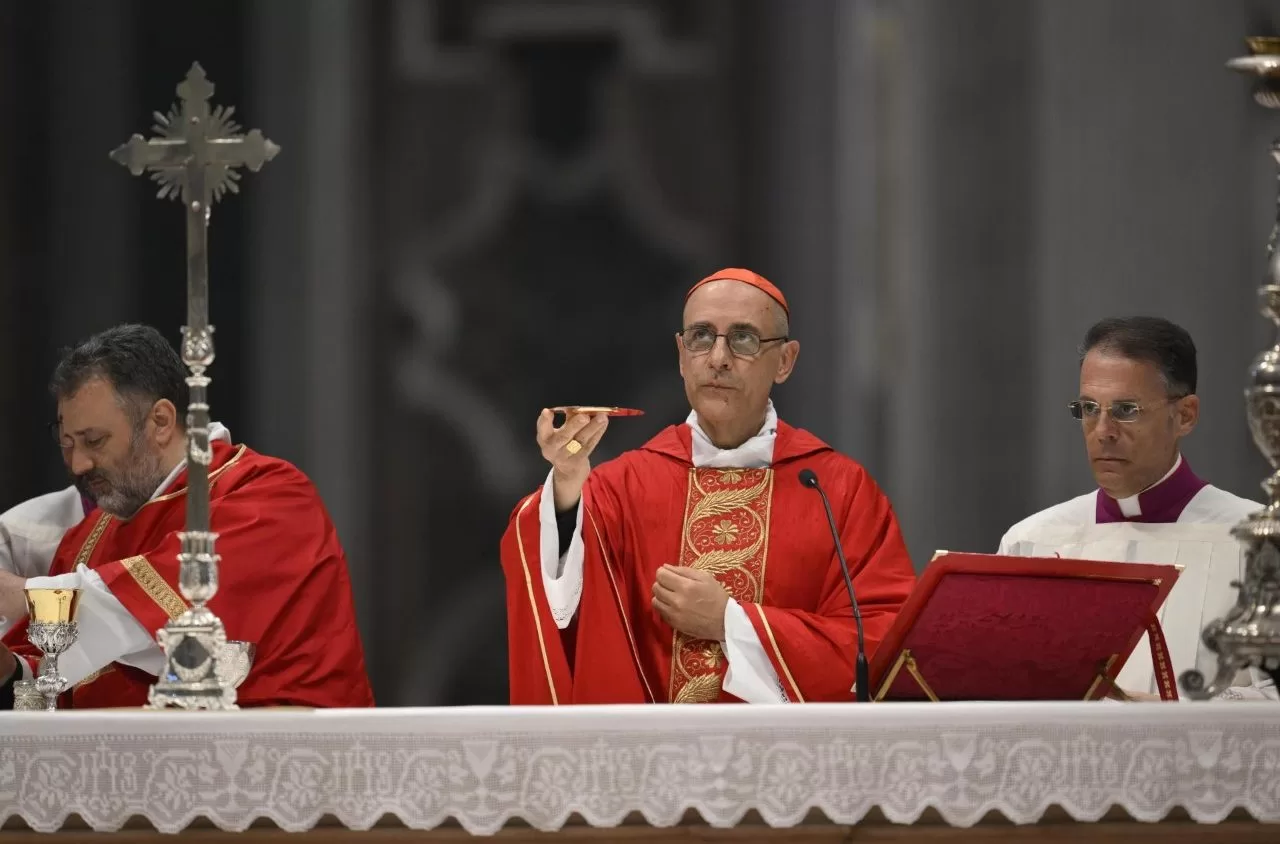 Kardinolas Victoras Manuelis Fernandezas vadovauja šeštosios gedulo devyndienio dienos šv. Mišioms už popiežių Pranciškų Šv. Petro bazilikoje