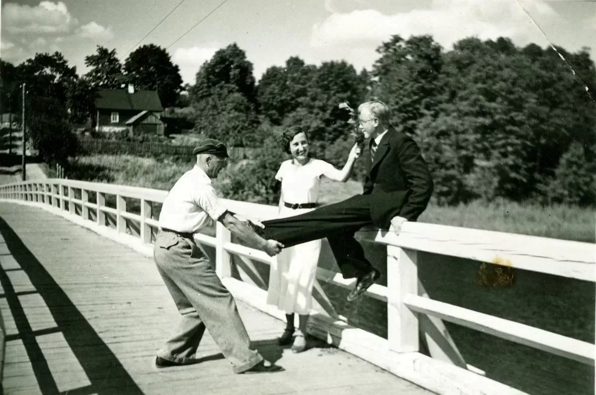 Studentas P. Bluzmanas su klasės draugais 1936 m. vasarą Zarasuose.