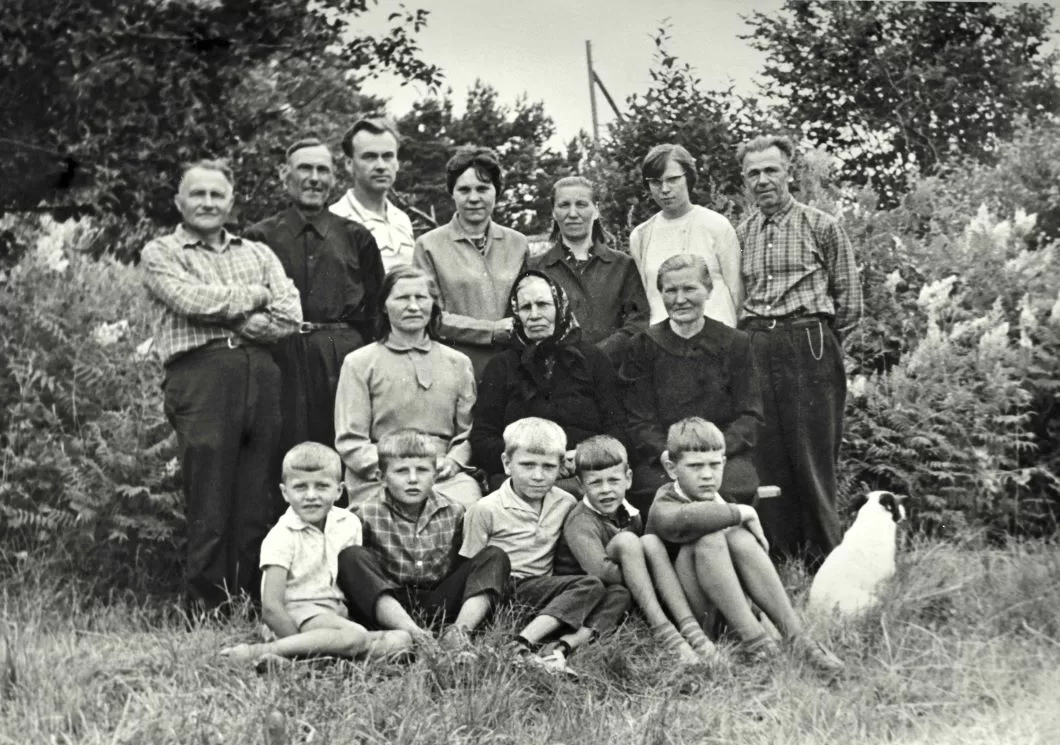 Pranas ir Alfonsas Maizetai, Vytas ir Regina Besakirskai, Stasė, Julija, Jonas Maizetai, sėdi Ona Maizetienė (centre) su Gabriele ir Albina Bestragiškėse