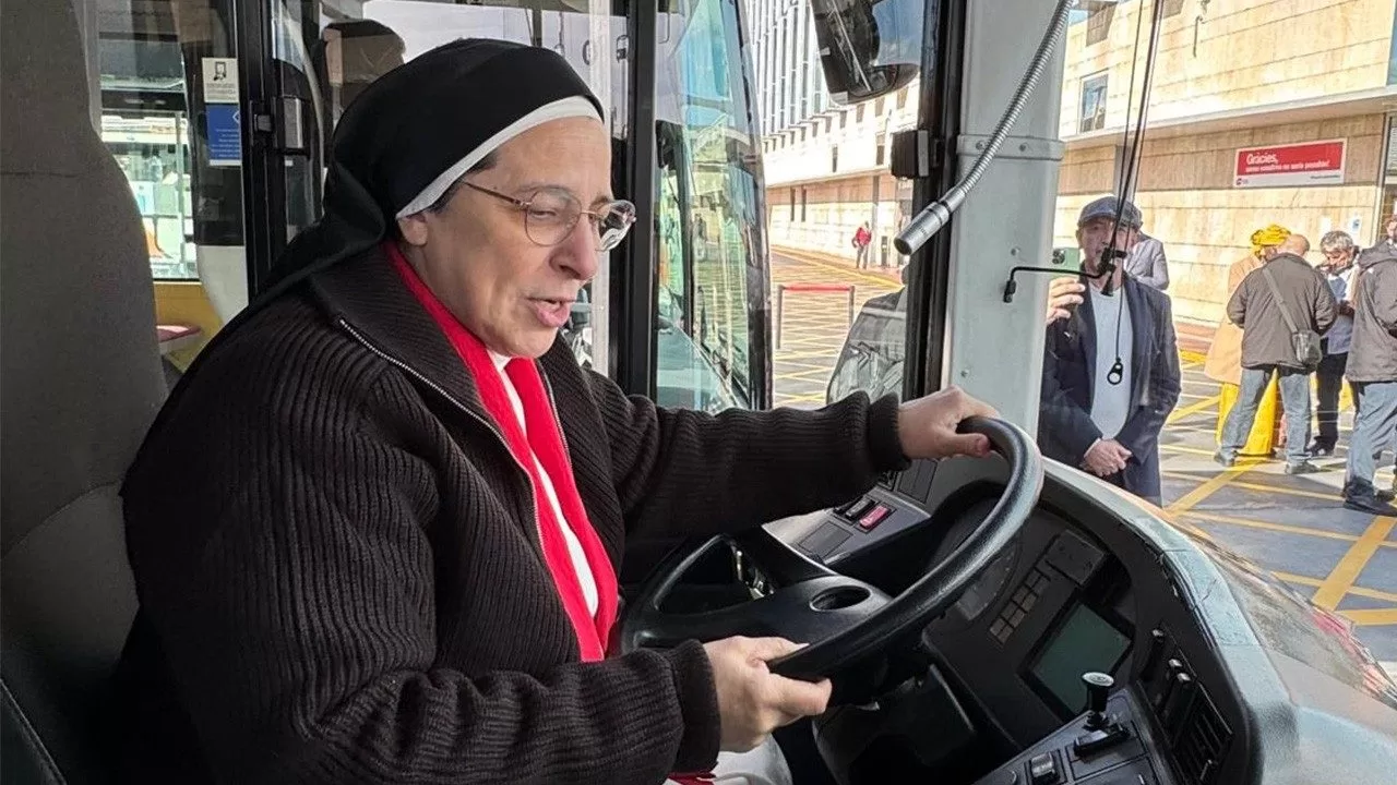 Ispanė klarisė sesuo Lucia Caram iš Šv. Klaros vienuolyno Katalonijos regione daugiau nei trejus metus veža paramą karo niokojamai Ukrainai