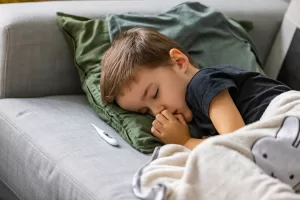 Su naujais mokslo metais grįžta ir virusai: kada dėl dažnų vaiko ligų reikėtų sunerimti?