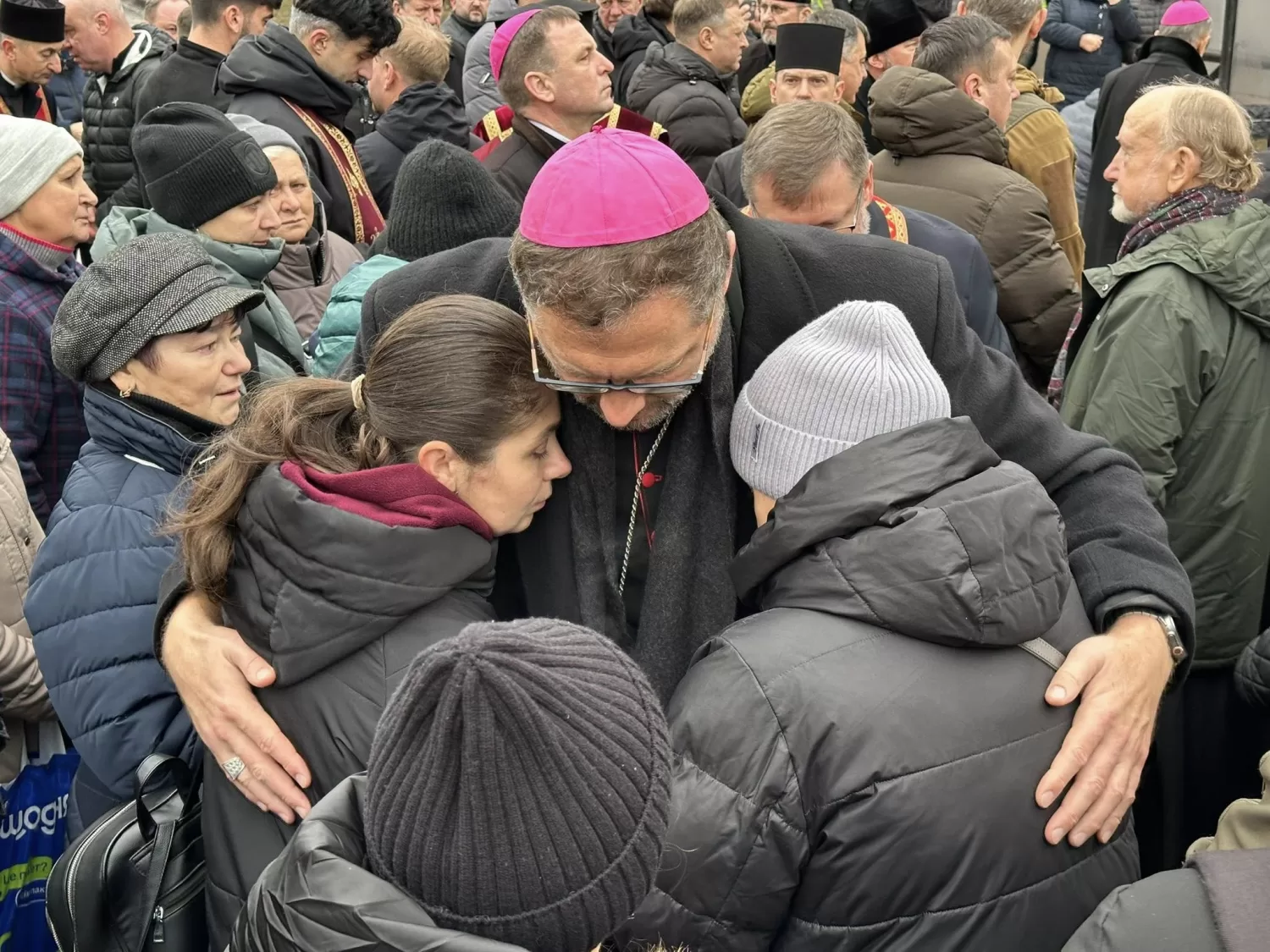Apaštalinis nuncijus Ukrainoje arkivyskupas Visvaldas Kulbokas su žuvusiųjų artimaisiais Ternopilyje