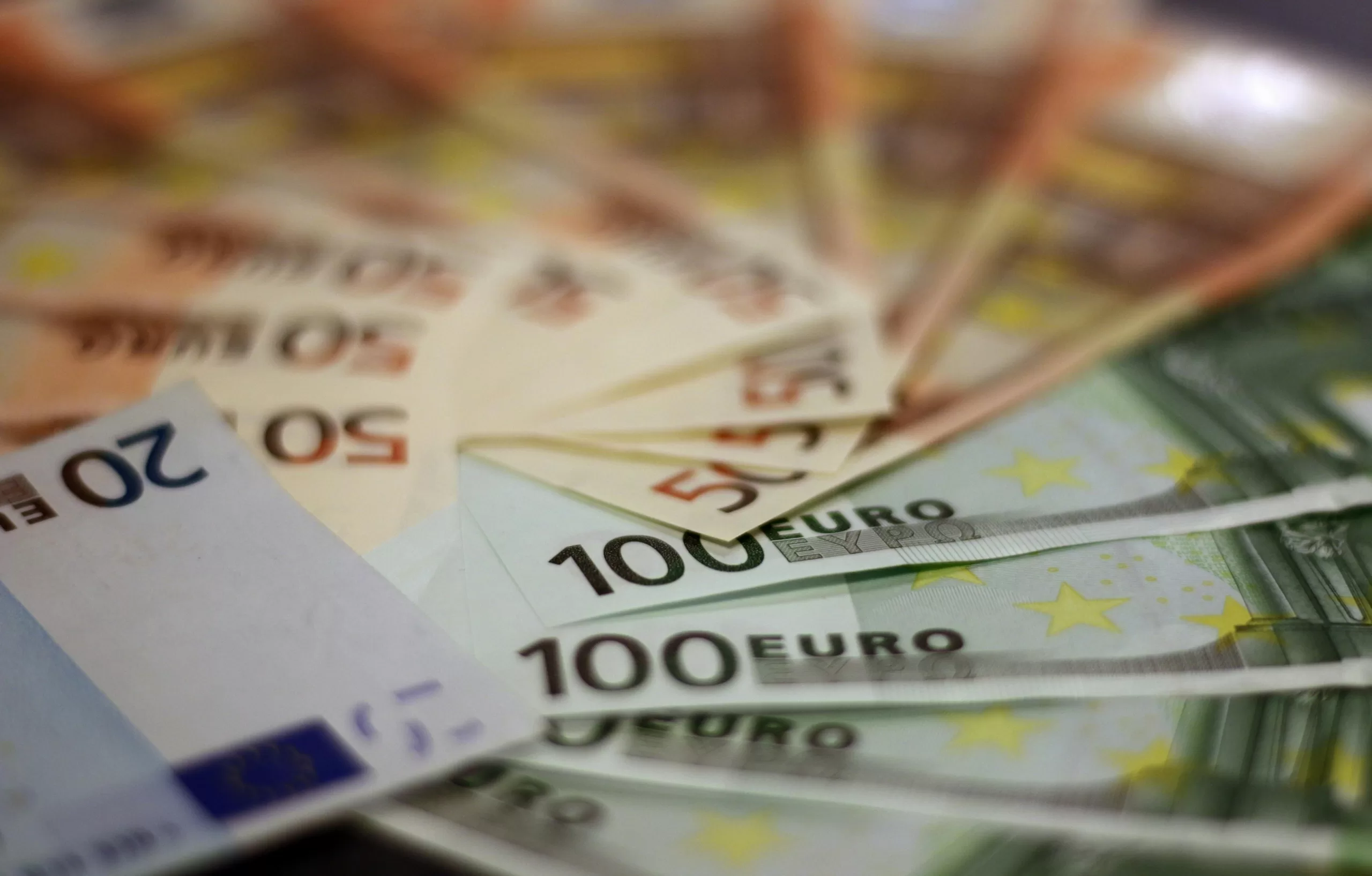 Eurai, banknotai, Darbo užmokestis